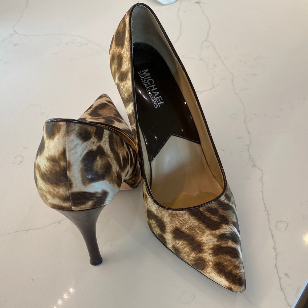 MICHAEL KORS Animal Print Pump